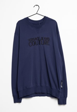 Granatowy sweter z długimi rękawami, okrągłym dekoltem i haftowanym logo "VERSACE JEANS COUTURE" na piersi. Widoczna metka.