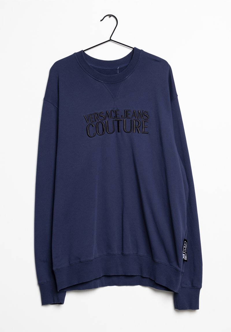 Mörkblå sweatshirt med långa ärmar, rundad halsringning och broderad logotyp "VERSACE JEANS COUTURE" över bröstet. Hängtag synlig.