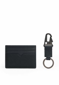 Schwarzes Lederkartenetui mit vier Fächern und einem V-förmigen Akzent; der angehängte Schlüsselanhänger hat einen Metallclip und einen runden Ring.