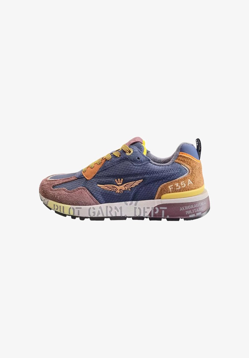 Sneaker da uomo in blu navy, marrone e beige con lacci gialli, emblema ad ali ricamato e testo stampato sulla suola e sul tallone.