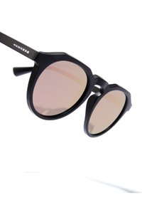 Črne osmerokotne sončna očala z rjavimi gradientnimi lečami, mat zaključkom in subtilnim logotipom na stranišču. Skupna gladka tekstura.