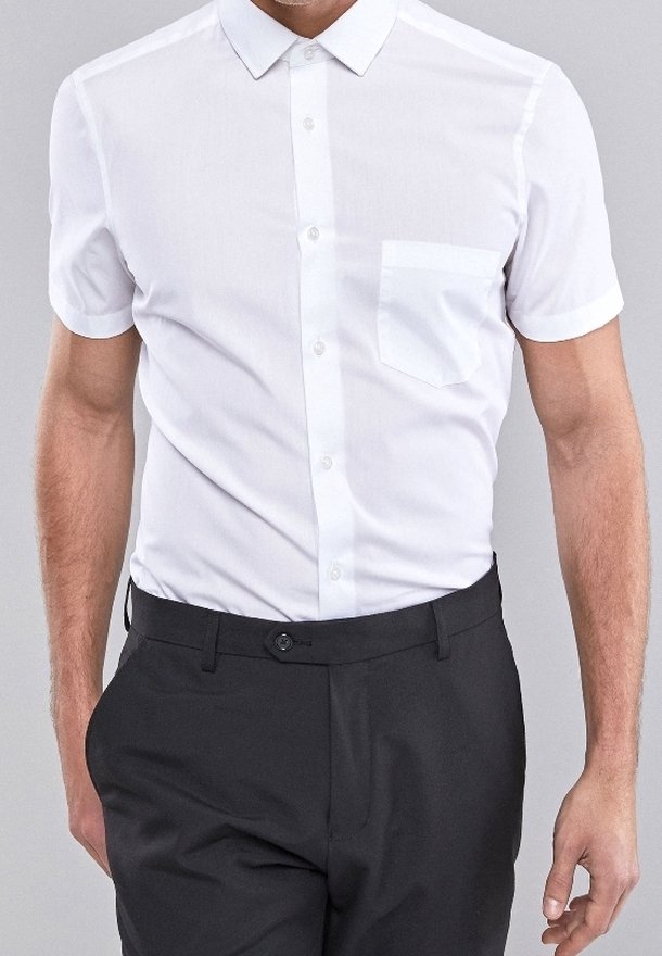 Witte kortarmige overhemd met een puntig kraag, voorzien van een borstzak en een gladde textuur, gecombineerd met zwarte broek.