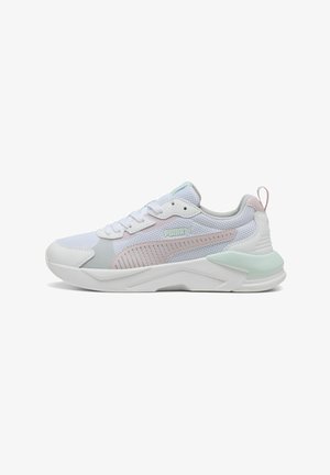 Adidași Puma din plasă albă și materiale sintetice, cu accente roz pastel și mentă, talpă texturată și design cu vârful rotund.