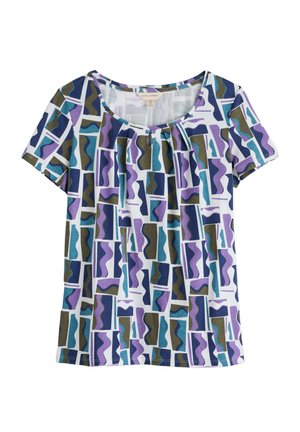 Īsām piedurknēm T-krekls ar apaļu kakla izgriezumu, daudzkrāsainā ģeometriskā rakstā, kas ietver purpura, zila un zaļa formas uz baltas fona.