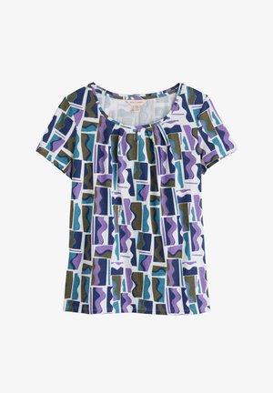 Īsām piedurknēm T-krekls ar apaļu kakla izgriezumu, daudzkrāsainā ģeometriskā rakstā, kas ietver purpura, zila un zaļa formas uz baltas fona.