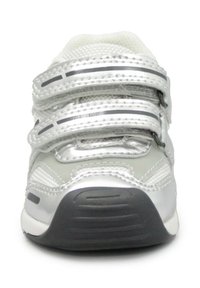 Scarpa sportiva grigia con accenti argentati, dotata di tre cinturini in Velcro regolabili, una tomaia testurizzata e una suola in gomma con scanalature antiscivolo.