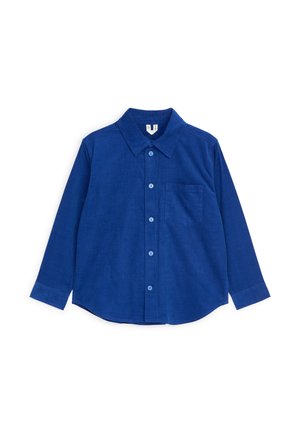 Camisa azul de manga larga con botones, cuello y bolsillo en el pecho, presentada plana sobre un fondo blanco.