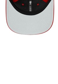 Schwarz-graue Flat-Brim-Mütze mit einem roten Akzent entlang des Schirmrandes. Das Innere zeigt ein rotes Futter. Flaches Design mit gestickten Logo-Details.