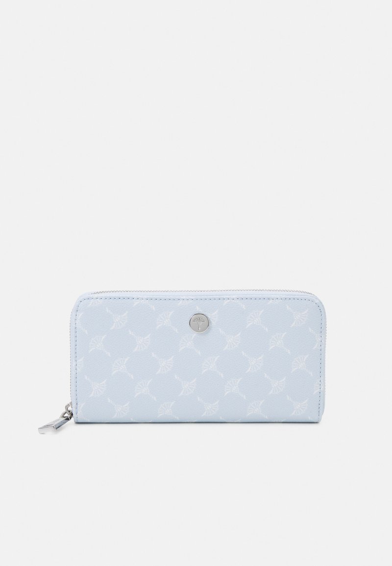 Portefeuille en cuir bleu clair avec motif embossé, fermeture éclair, accent de bouton en argent et finition texturée. Forme rectangulaire compacte.