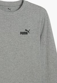 Grijs langarm shirt van een katoenmix, met een zwart geborduurd Puma-logo op de borst en een ronde hals.