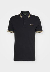 Polo noir à manches courtes avec col et poignets à rayures dorées, patte à trois boutons et logo "BOSS" doré sur la poitrine gauche.