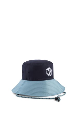 Chapeau seau bleu marine et bleu clair à large bord, logo brodé, œillets de ventilation et cordon ajustable sous le menton avec stoppeur.