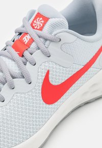 Nike Performance W NIKE REVOLUTION 6 - Tenisice za cestovno trčanje - pure platinum/light crimson/wolf grey/summit white