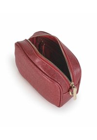 Neceser de maquillaje metálico rojo con forma estructurada, cierre de cremallera simple y acabado texturizado. Con bolsillo interior y detalles en dorado.