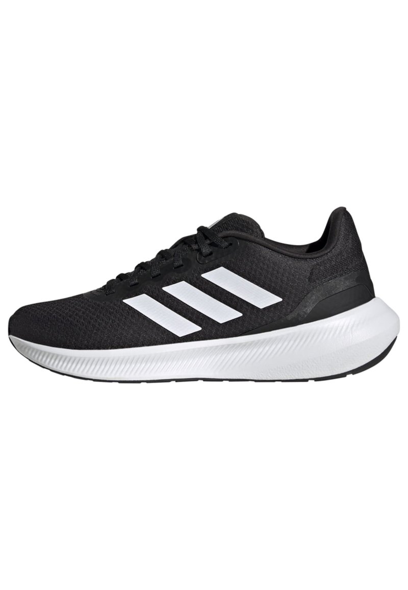 Zapatilla de running negra de Adidas con tres franjas blancas en el lateral y una suela gruesa blanca, mostrada desde el lado exterior.