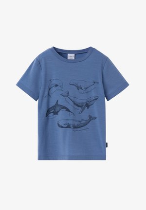 Blå kortærmet t-shirt med sorte skitser og navne på fem forskellige hvalarter på forsiden.