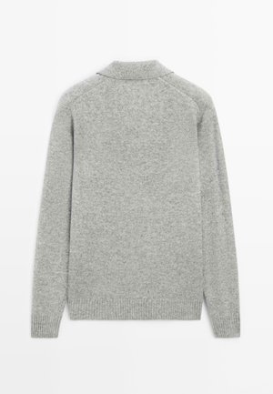 Maglione di lana grigio chiaro a maniche lunghe con polsini, orlo e colletto a coste, mostrato piatto da dietro su uno sfondo bianco.