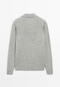 Hellgrauer, langärmeliger Wollpullover mit gerippten Bündchen, Saum und Kragen, flach von hinten auf einem weißen Hintergrund dargestellt.