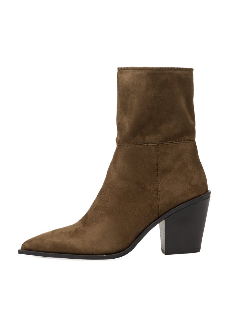 Bota corta de ante marrón con punta afilada y tacón grueso negro, con un diseño sin costuras y textura suave.