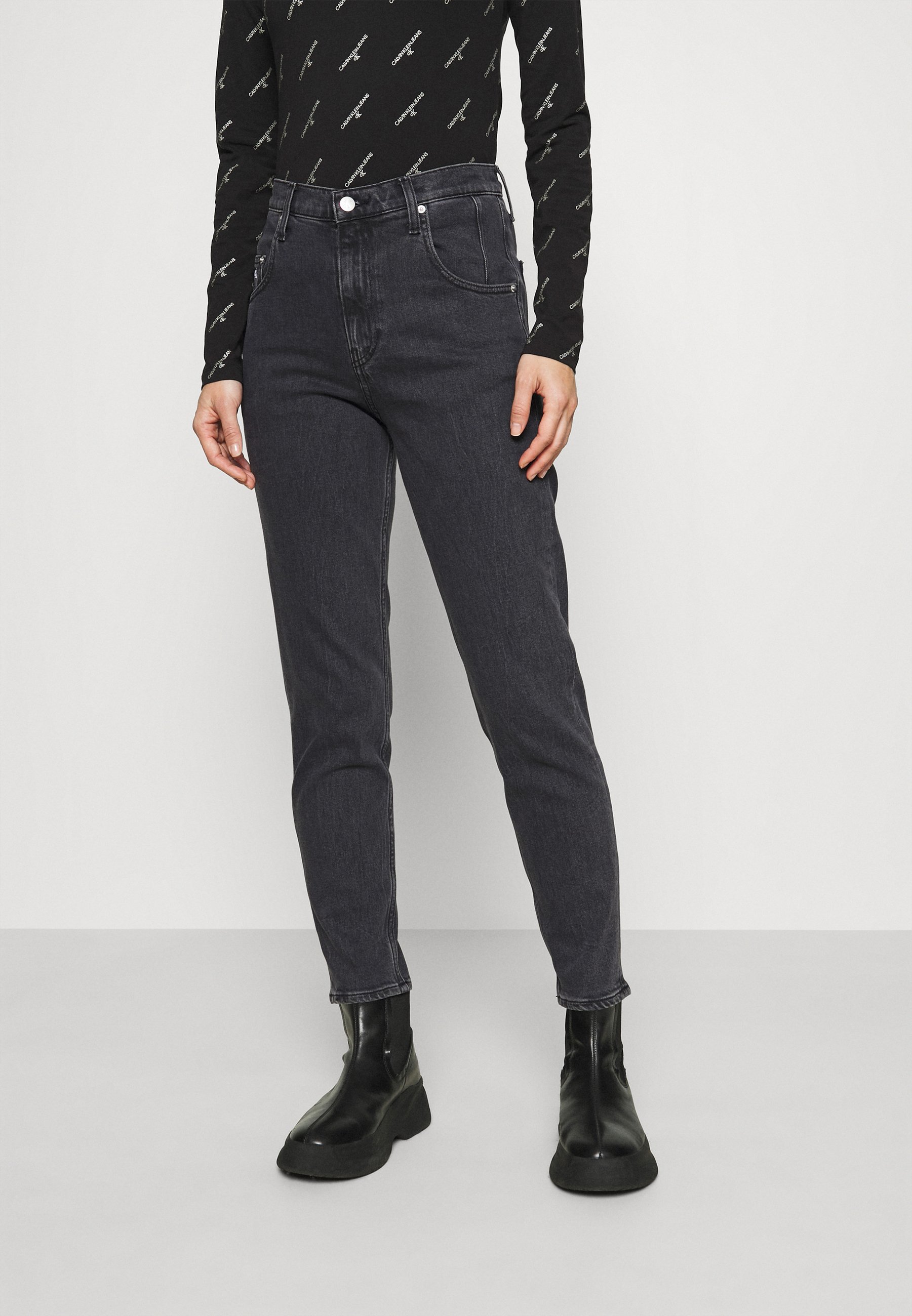 Calvin Klein Jeans MOM - Jeans Tapered Fit - denim black/black denim -  Zalando.de