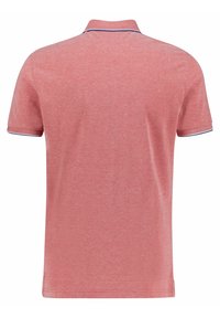 Chemise polo rouge avec un tissu texturé, des manches courtes, un col et des détails blancs le long du col et des bords des manches.