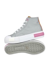 Zapatillas altas de lona gris, con puntera y suela de goma blanca, acentos en rosa y naranja en el talón, que cuentan con una suela exterior de goma texturizada.