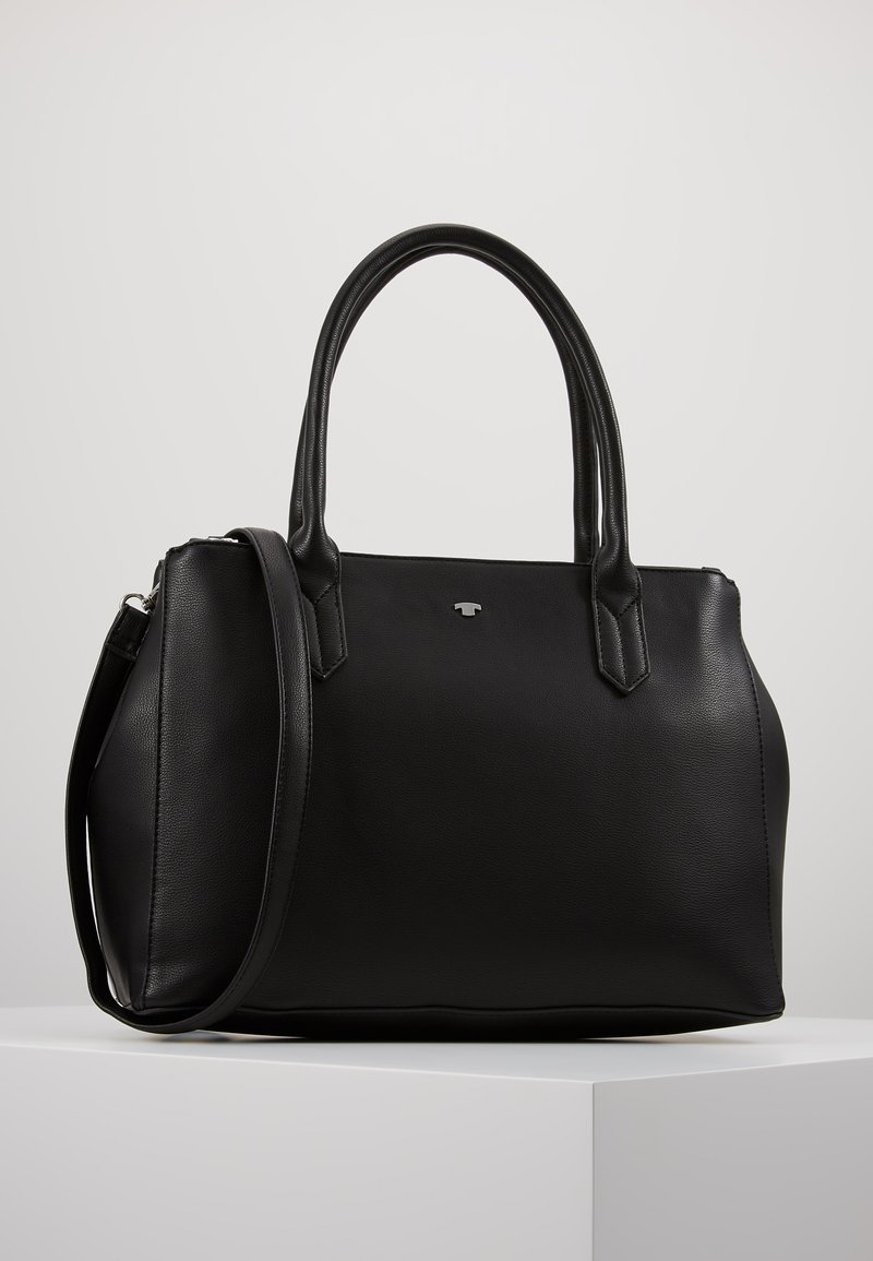 Borsa a mano in pelle nera con doppi manici, tracolla staccabile e un accento di logo discreto. Texture liscia, forma strutturata.