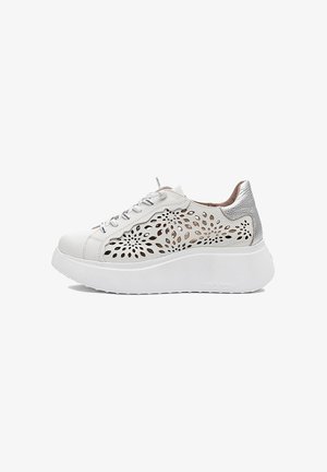 Sneaker bianca con platform con motivi floreali traforati sui lati e toppa argentata metallizzata sul tallone, chiusura con lacci e suola testurizzata.