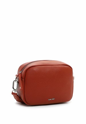 Kleine rechthoekige crossbodytas van roestkleurig leer met een zilveren rits en een metalen logoplaatje aan de voorkant.