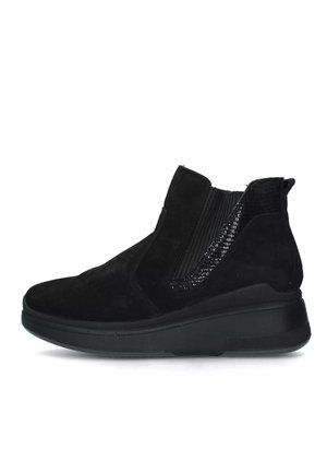 Stivaletti neri in suede con pannelli laterali elasticizzati e dettagli testurizzati. Suola nera rialzata, caratterizzata da un design sporty e una finitura liscia.