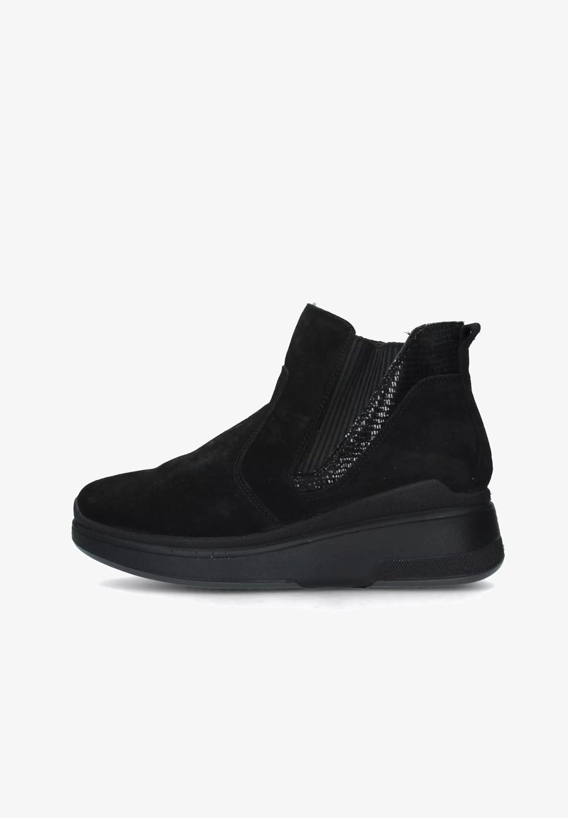Stivaletti neri in suede con pannelli laterali elasticizzati e dettagli testurizzati. Suola nera rialzata, caratterizzata da un design sporty e una finitura liscia.