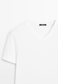 Witte V-hals t-shirt van zacht katoen. Heeft korte mouwen en een gladde textuur. Merklabel zichtbaar bij de halslijn.