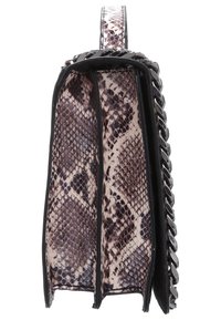 Vista laterale di una piccola borsa a mano con motivo in serpente marrone e beige, rifiniture nere e una tracolla in catena argentata.