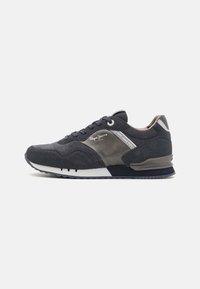 Deportivas de hombre en ante azul marino y cuero gris, con un upper texturizado, acentos blancos, cordones redondos y una suela acolchada.