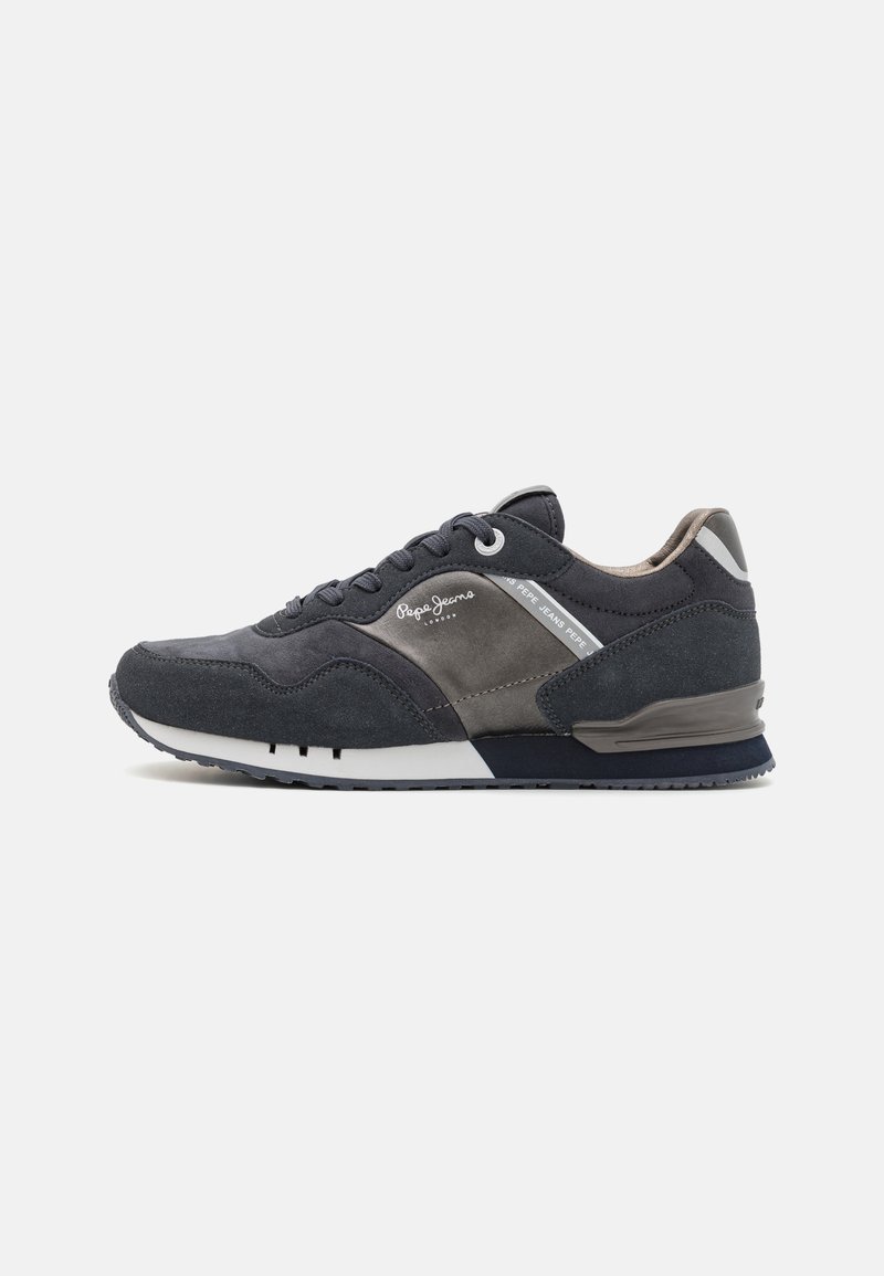 Deportivas de hombre en ante azul marino y cuero gris, con un upper texturizado, acentos blancos, cordones redondos y una suela acolchada.