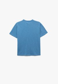 T-shirt z krótkim rękawem w blakniętym niebieskim kolorze, wykonany z bawełny, z okrągłym dekoltem i luźnym krojem. Posiada gładką teksturę i brak widocznych wzorów.