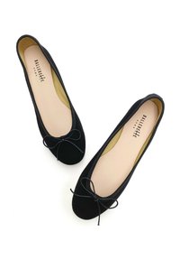 Schwarze Wildleder-Ballerinas mit runder Zehenpartie, einem kleinen Schleifendetail und einer kontrastierenden beigen Innensohle. Glatte Textur mit flexiblem Design.