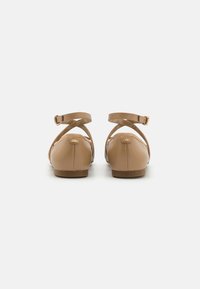 MICHAEL Michael Kors COLLETTE FLEX BALLET - Ballerina's met enkelbandjes - camel