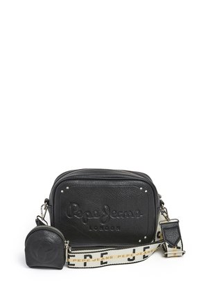 Bolso cruzado de cuero negro con el logotipo en relieve "Pepe Jeans London", herrajes plateados y una correa desmontable con estampado. Incluye un pequeño pouch.