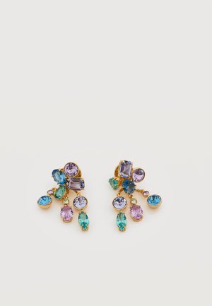 Pendientes de oro con múltiples pequeñas piedras preciosas en azul, púrpura, rosa y verde, dispuestas en un diseño de racimo en cascada.