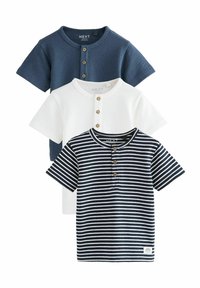 Tři trička naskládaná na sobě: navy modré, bílé se třemi knoflíky a navy/bílé pruhované s knoflíky, všechna krátké rukávy a z bavlny.