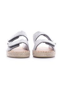 Sandali in tessuto grigio con cinturini incrociati, suola in juta intrecciata naturale, design flat e texture liscia. Stile aperto sulla punta per garantire comfort.