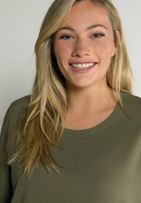 Ulla Popken RUNDHALSAUSSCHNITT - Jednoduché tričko - khaki
