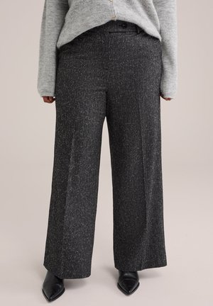 Weite, hoch taillierte Hose aus einem strukturierten schwarzen Stoff mit subtilen weißen Sprenkeln. Verfügt über einen Knopfverschluss und seitliche Taschen.