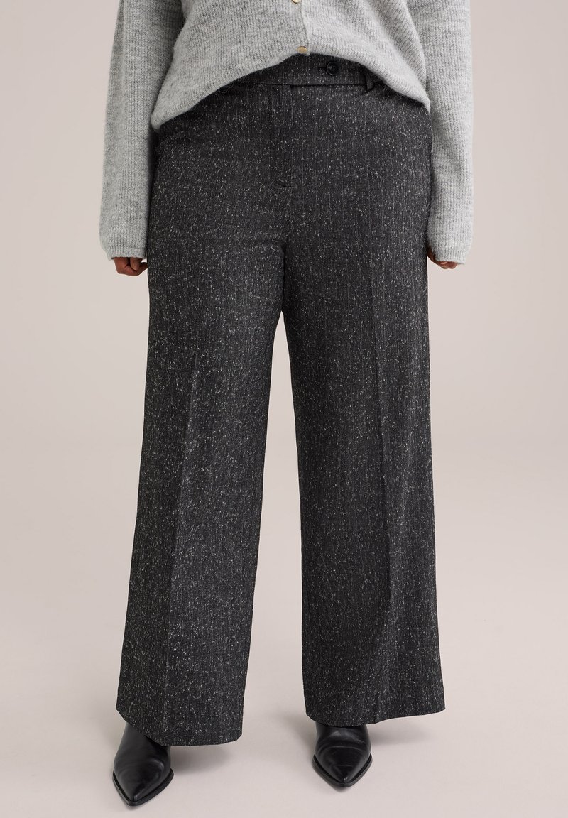 Weite, hoch taillierte Hose aus einem strukturierten schwarzen Stoff mit subtilen weißen Sprenkeln. Verfügt über einen Knopfverschluss und seitliche Taschen.