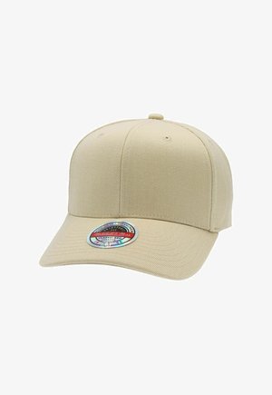 Casquette de baseball beige structurée avec une visière courbée et un autocollant circulaire sur la visière indiquant la marque et les détails de la taille.