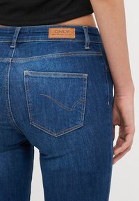 ONLY Tall ONLANN MID  - Džinsi ar paplatinātiem galiem - dark blue denim