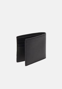 Billetera de piel negra con un acabado texturizado, que cuenta con múltiples slots para tarjetas y un diseño de doble pliegue. Sin herrajes visibles ni acentos adicionales.