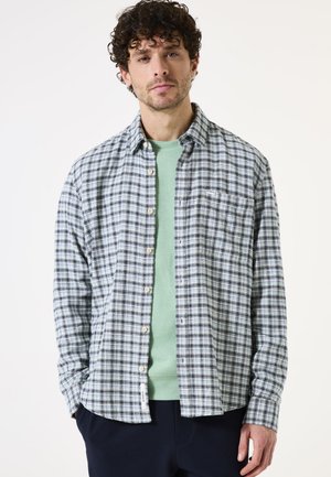 Camisa de botón con patrón de cuadros, en tonos verdes, azules y blancos. Tela suave, cuello regular y detalle de bolsillo en el pecho.