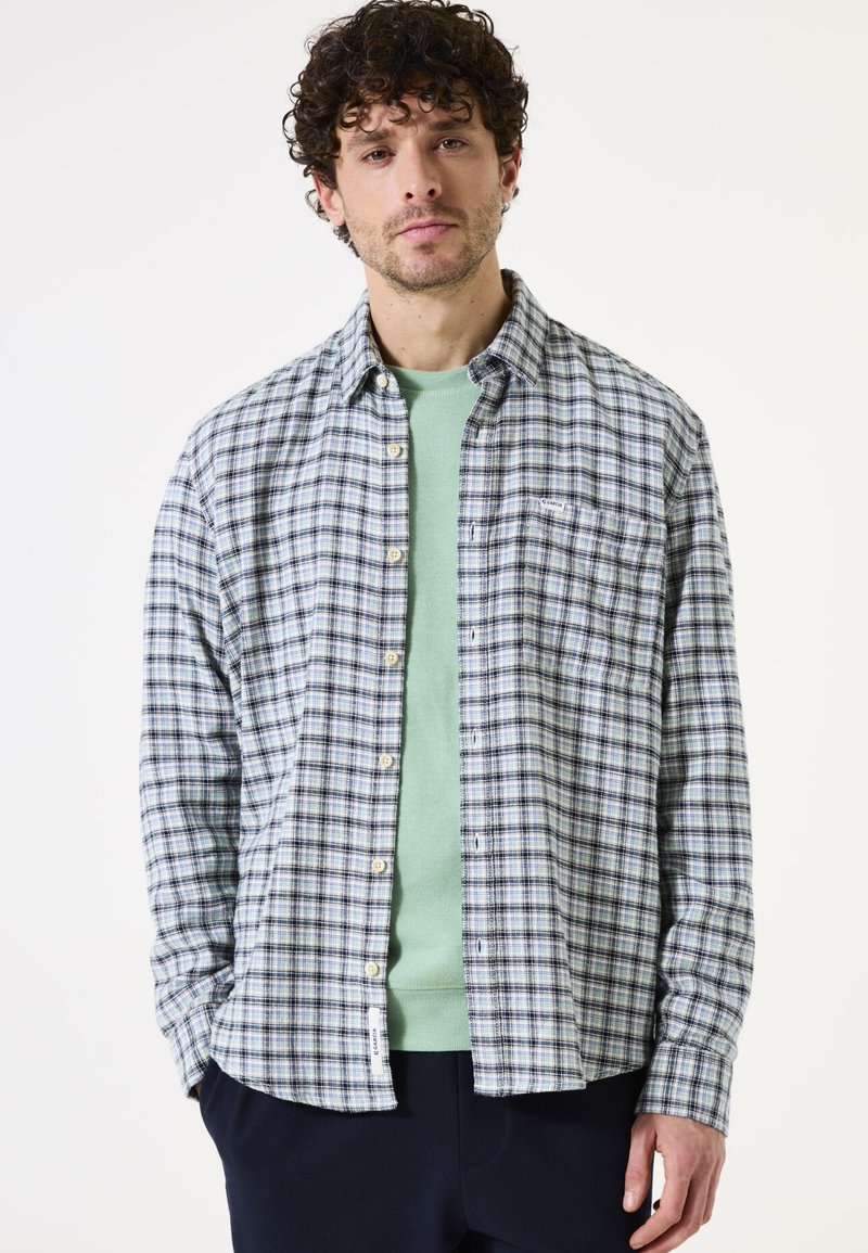 Camisa de botón con patrón de cuadros, en tonos verdes, azules y blancos. Tela suave, cuello regular y detalle de bolsillo en el pecho.